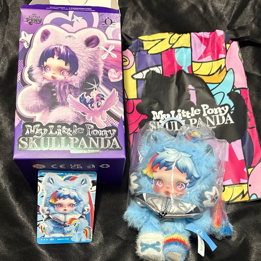 POP MART My Little Pony Blue Rainbow Skullpanda Plush Pendant- Rainbow Dash - Picture 3 of 8